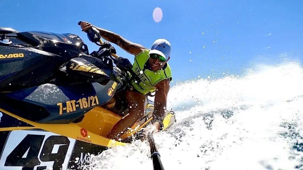 Moto de agua lista para alquiler en el Puerto Deportivo de Mar de Cristal