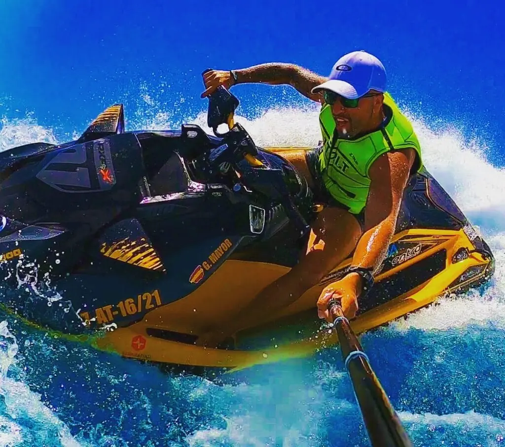Cliente saliendo con moto de agua de alquiler en Mar de Cristal