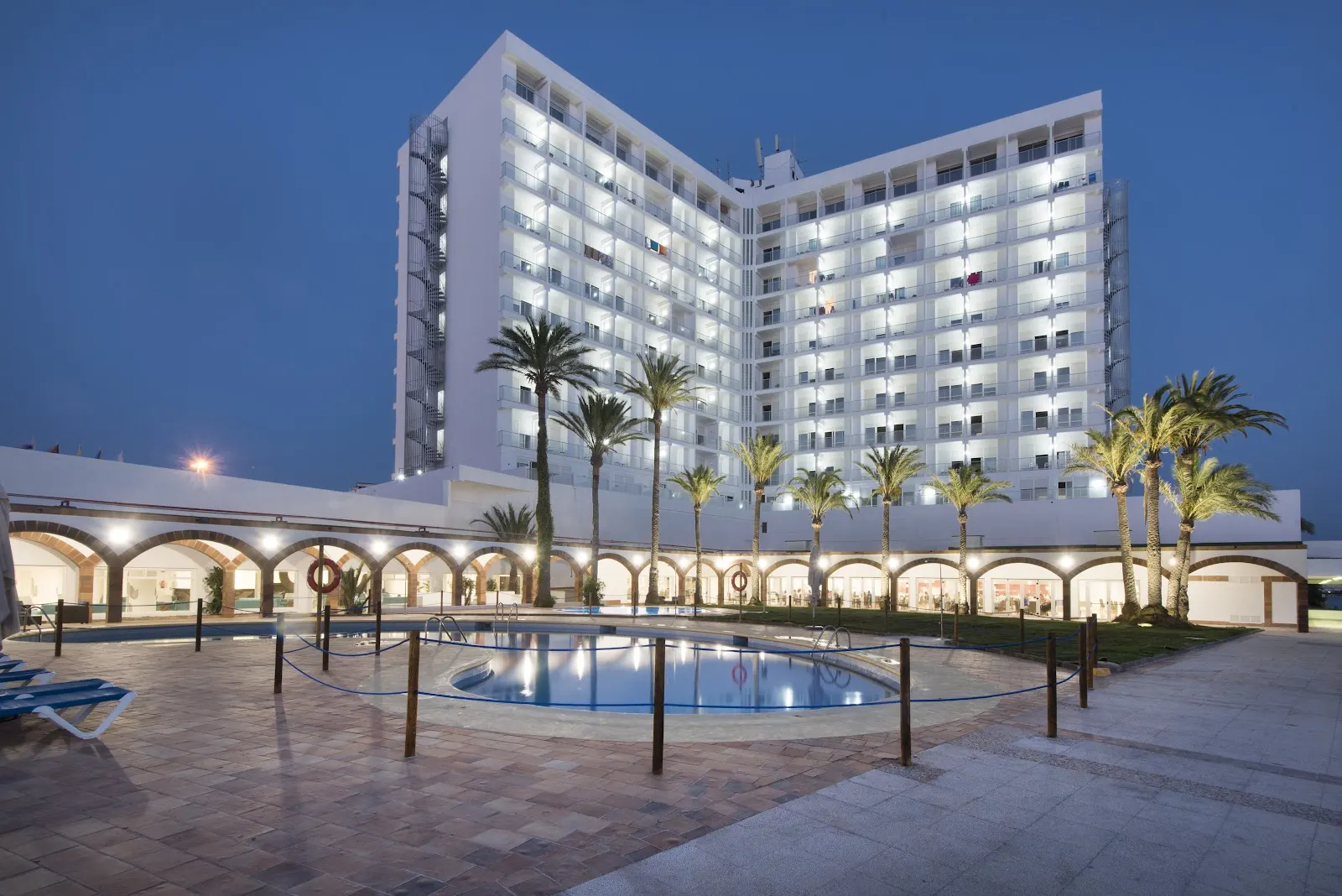 Fachada del hotel AluaSun Doblemar, La Manga
