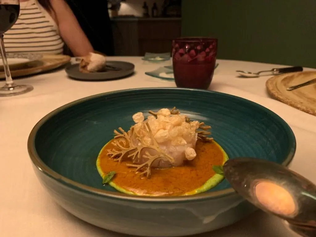 Plato de cocina mediterránea servido en Amapola, La Manga Club