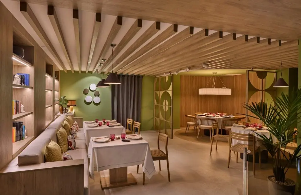 Interior del restaurante Amapola en La Manga Club