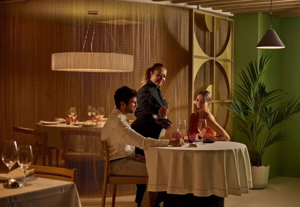 Servicio de mesa en Amapola, restaurante de La Manga Club
