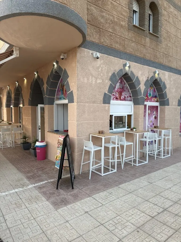 Fachada y terraza de Amonet Heladería Cocteleria