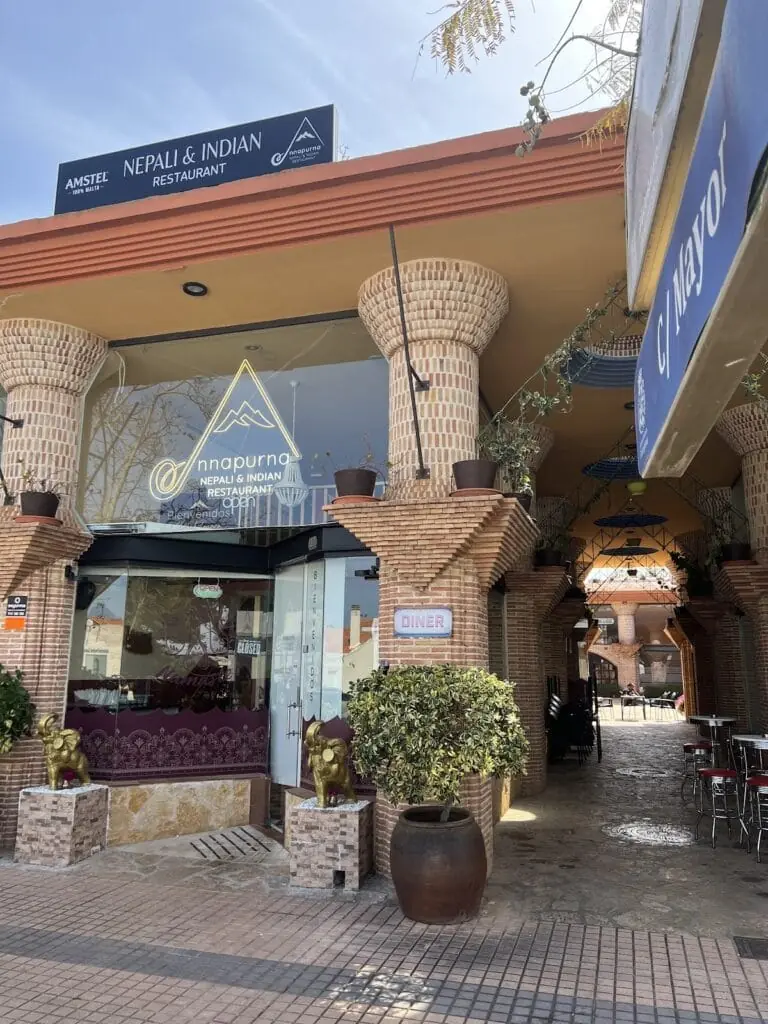 Fachada de Annapurna Nepali Restaurant en la Calle Mayor de Los Belones