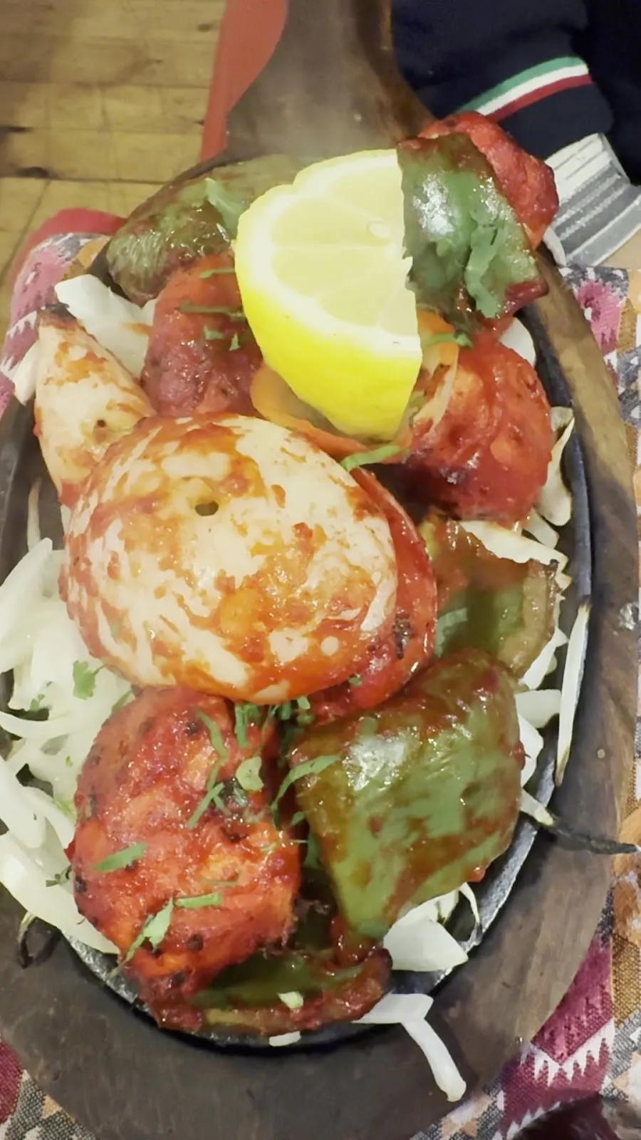 Plato especiado de cocina nepalí e india servido en Annapurna, Los Belones