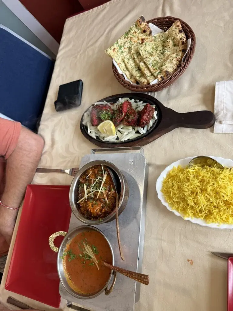 Selección de platos de cocina nepalí e india en Annapurna, Los Belones