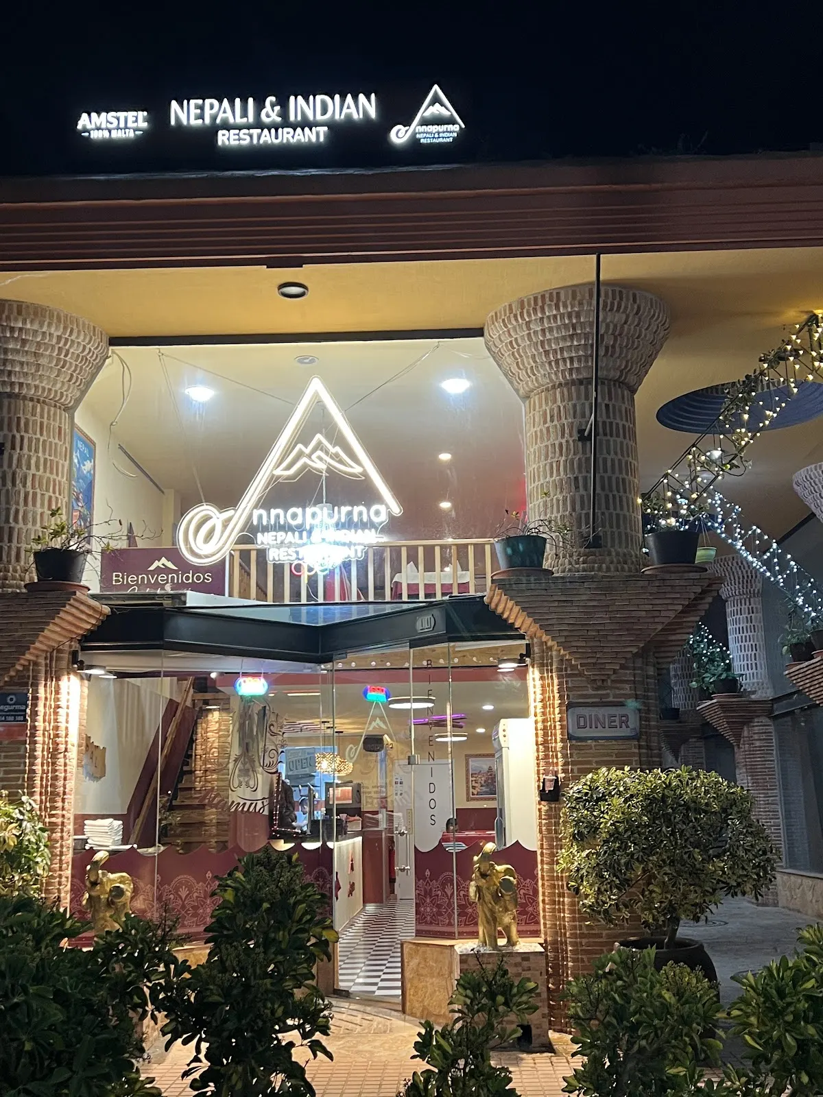 Entrada iluminada de Annapurna Nepali Restaurant en Los Belones
