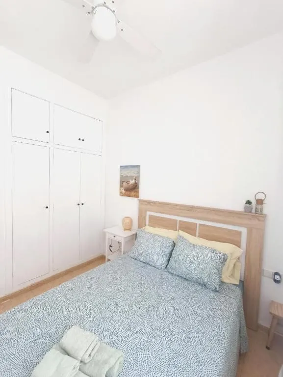 Dormitorio con cama de matrimonio del apartamento en Cabo de Palos - La Manga