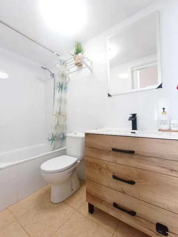 Baño con mampara y mueble de madera del apartamento en Cabo de Palos - La Manga
