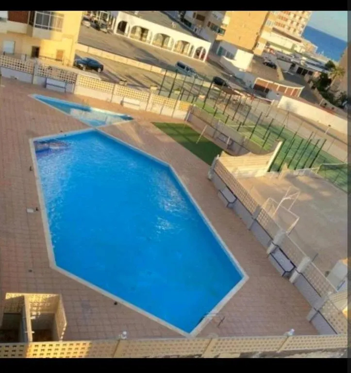 Piscina comunitaria con vistas al mar del edificio del apartamento en Cabo de Palos