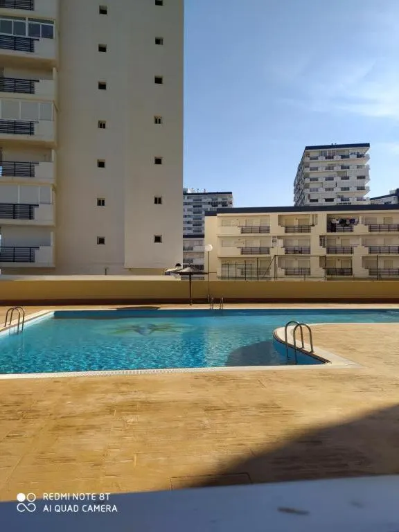 Piscina comunitaria del edificio del apartamento
