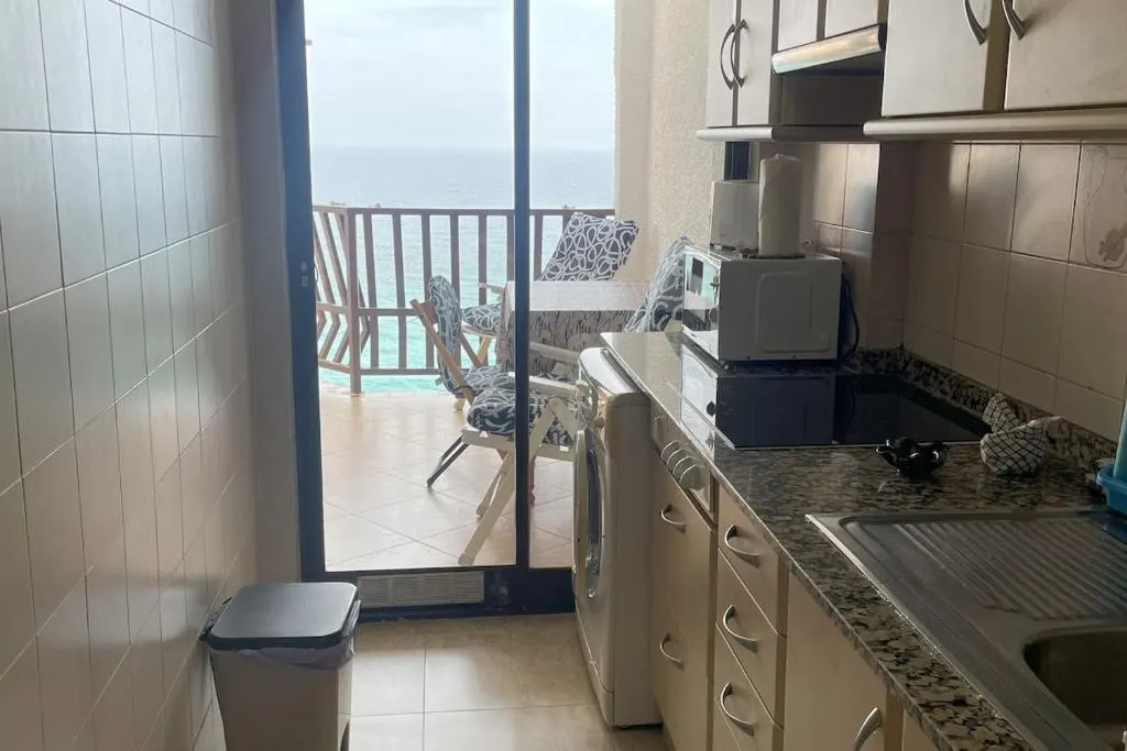 Cocina del apartamento con salida al balcón con vistas al mar