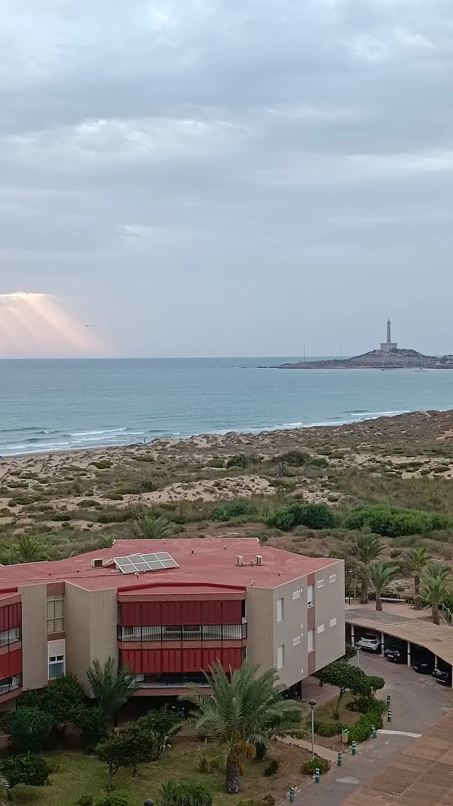 Vista al faro de Cabo de Palos desde el balcón del Apartamento Geminis