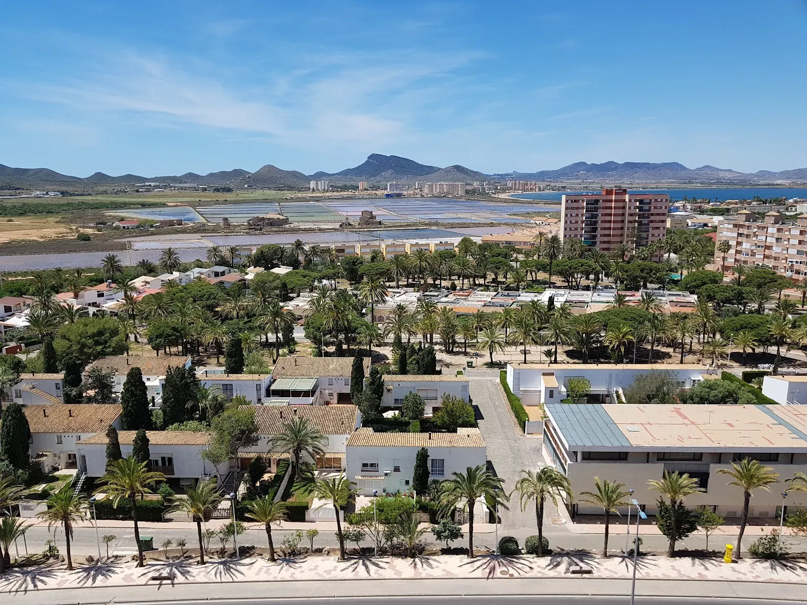 Vista de las salinas y urbanizaciones cercanas al Apartamento Geminis