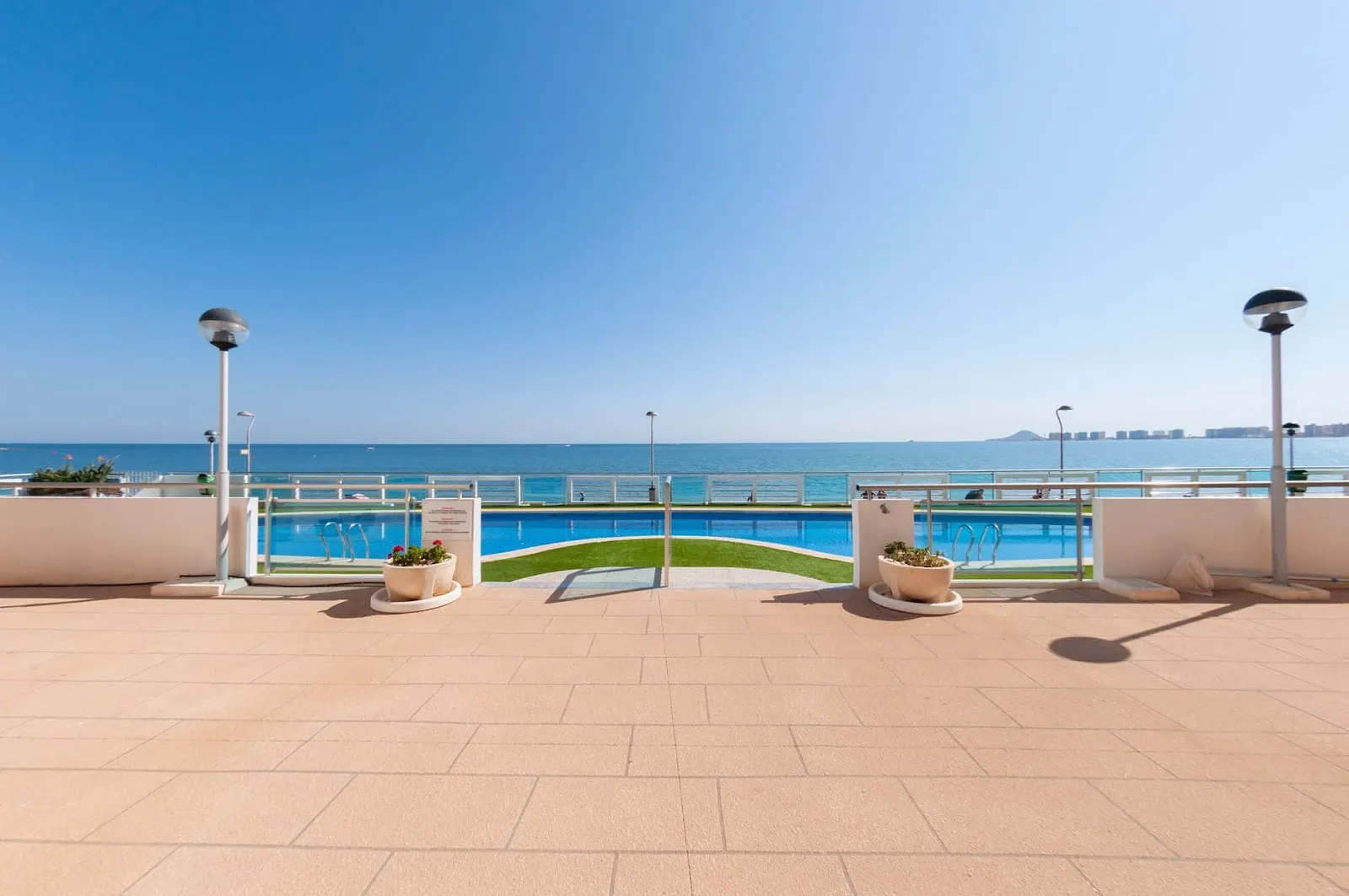 Terraza solárium junto a la piscina del apartamento Entre Dos Mares