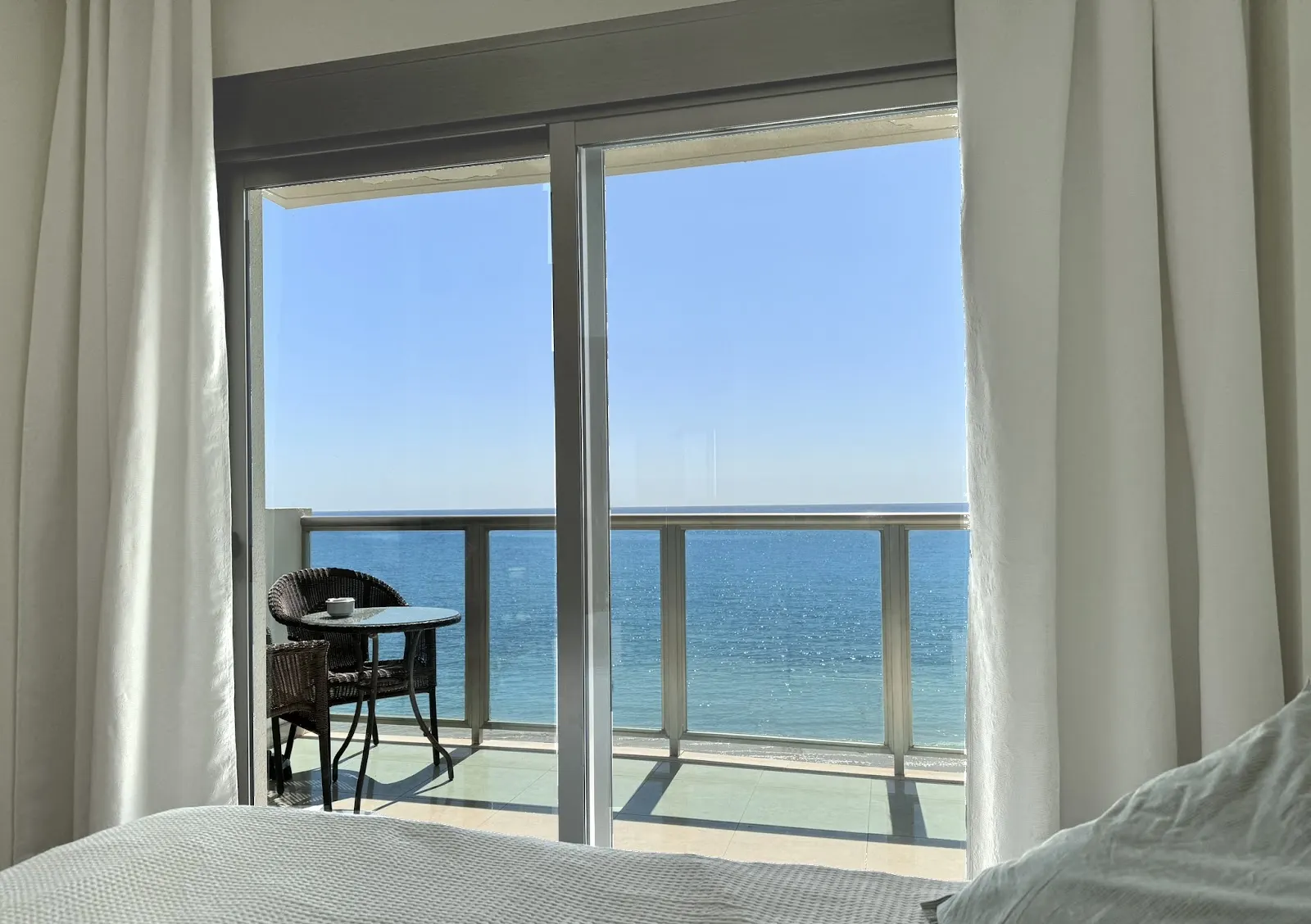 Dormitorio con vistas al mar desde la terraza del apartamento Entre Dos Mares