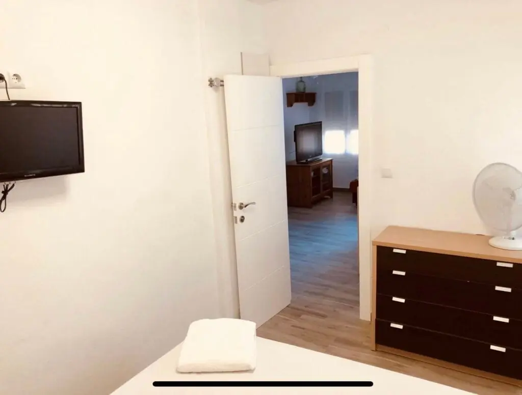 Dormitorio con televisión de Apartamento Subida al Faro