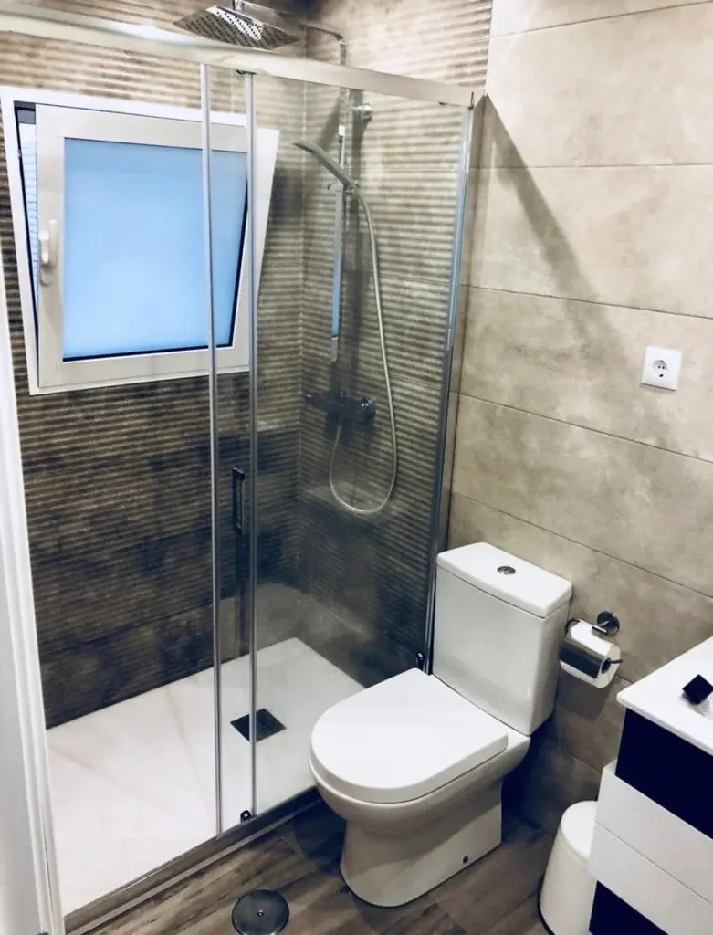 Baño con plato de ducha de Apartamento Subida al Faro