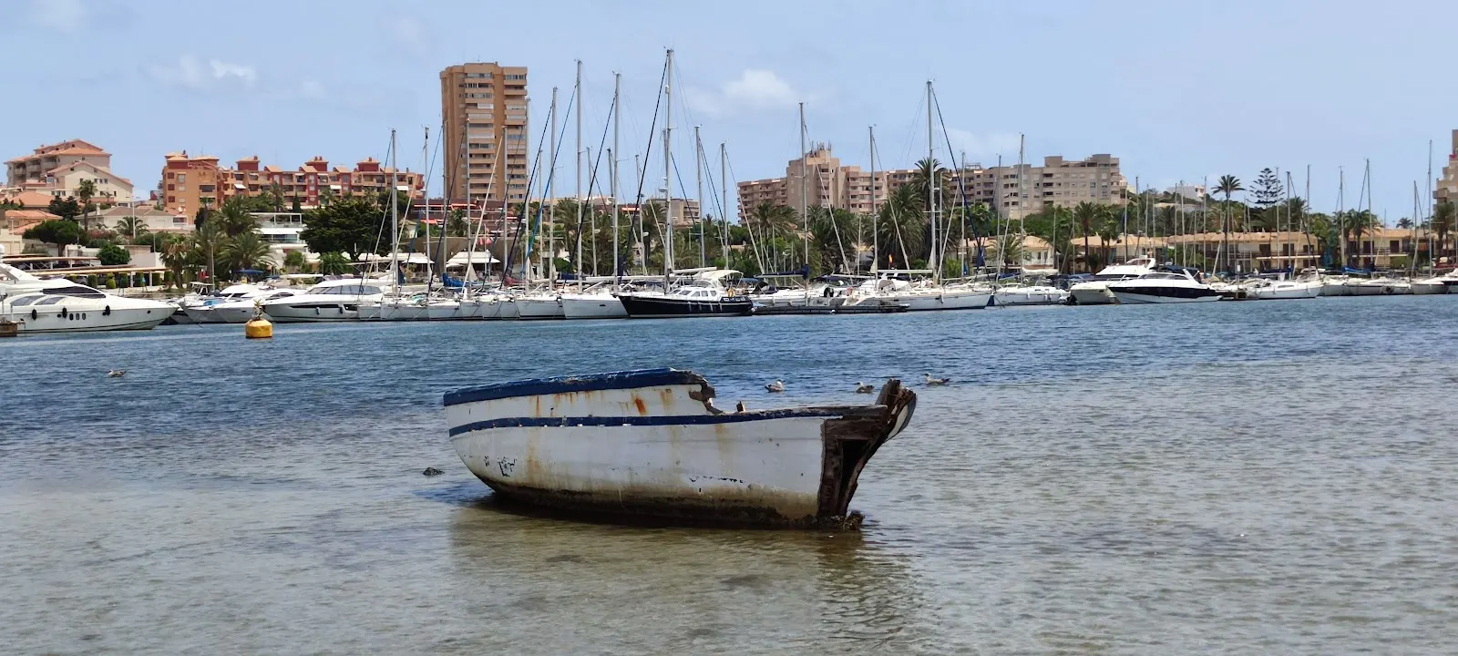 Barca de pesca varada en la marina de La Manga, junto a Apartamentos Altair
