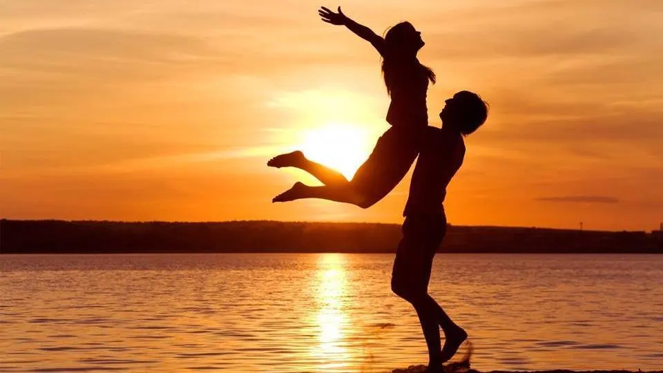 Pareja disfrutando del atardecer en la orilla del Mar Menor, cerca de Apartamentos Altair