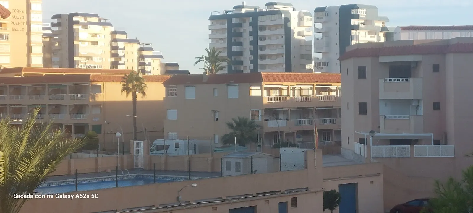 Vista desde la terraza de Apartamentos Altair hacia los edificios de La Manga