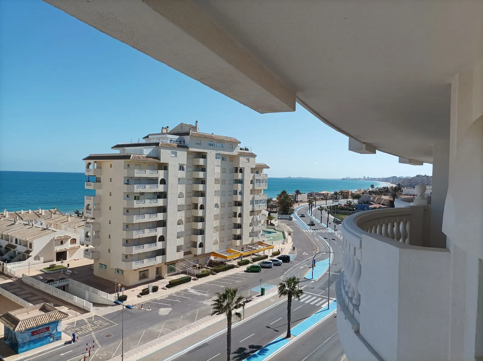 Vista de la Gran Vía de La Manga desde un balcón de Apartamentos Dominique