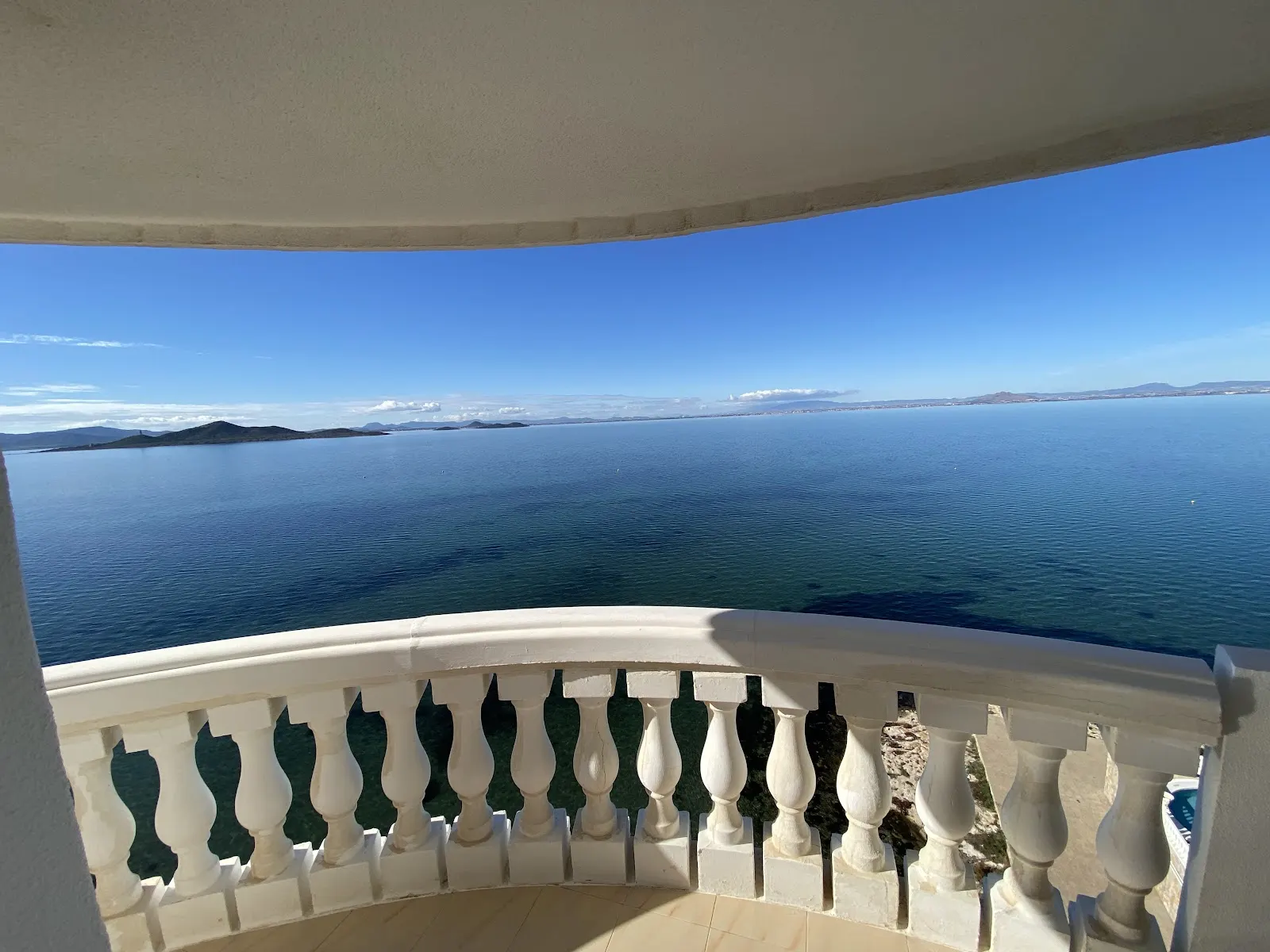 Balcón con vistas al Mar Menor en Apartamentos Dominique