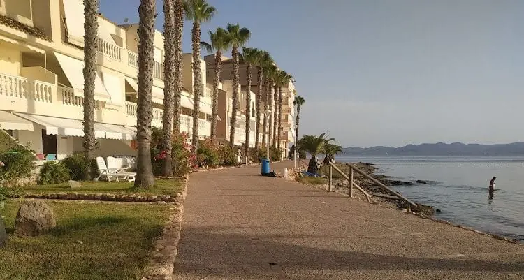 Paseo frente al Mar Menor junto a Apartamentos El Pedruchillo, km 8 de La Manga