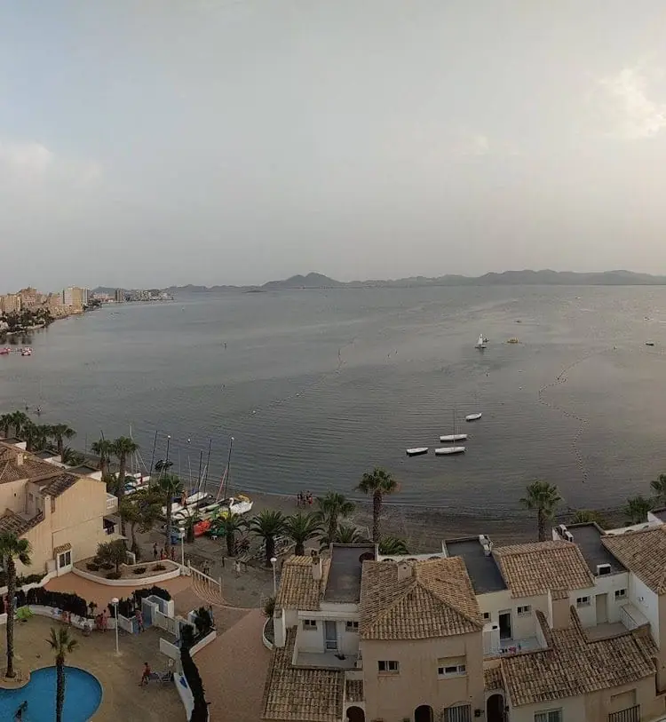 Dormitorio de Apartamentos El Pedruchillo con vista al Mediterráneo