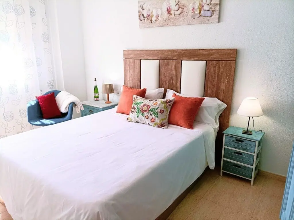 Dormitorio de Apartamentos Hondahouse con decoración en tonos cálidos, Playa Honda