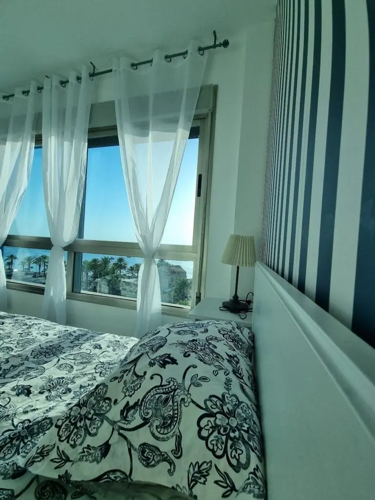 Dormitorio con vistas al mar desde un apartamento de Mar Azul en La Manga