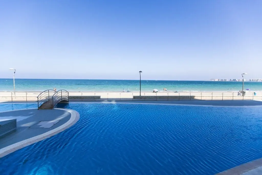 Piscina con vistas al mar Mediterráneo en los apartamentos Mar Azul, La Manga