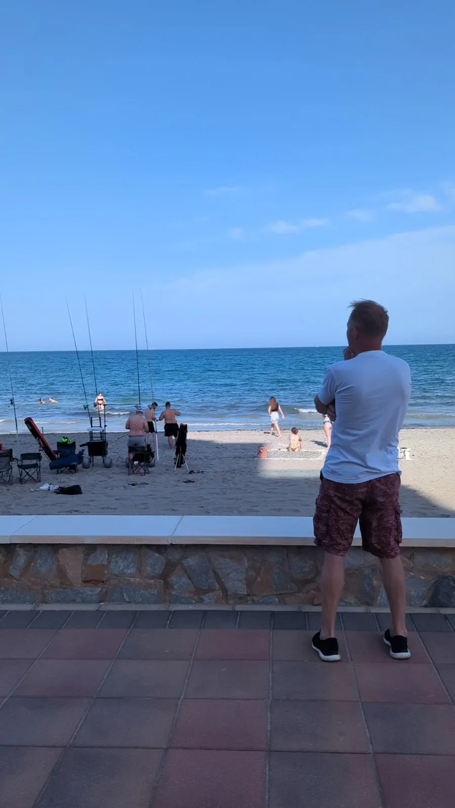 Vista desde el paseo marítimo hacia la playa frente a los apartamentos Mar Azul en La Manga