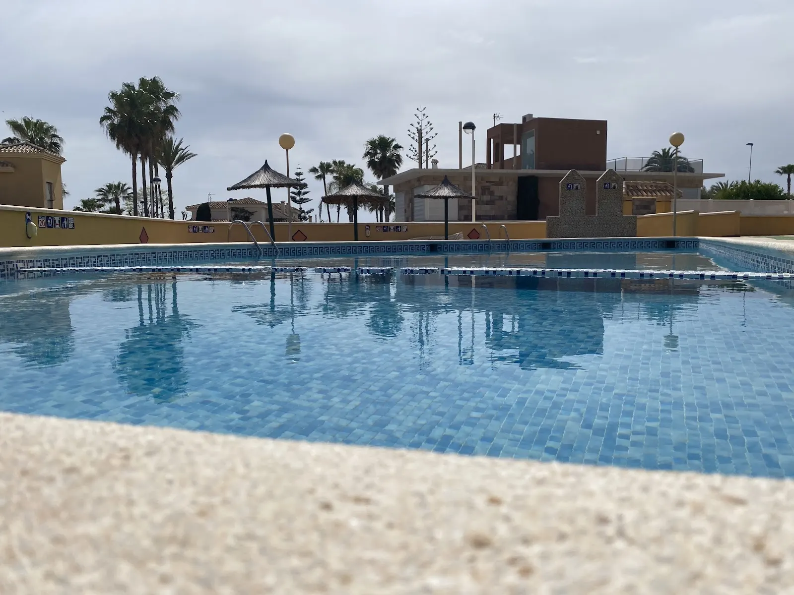 Piscina comunitaria de Apartamentos Olympia Center, vista desde el borde