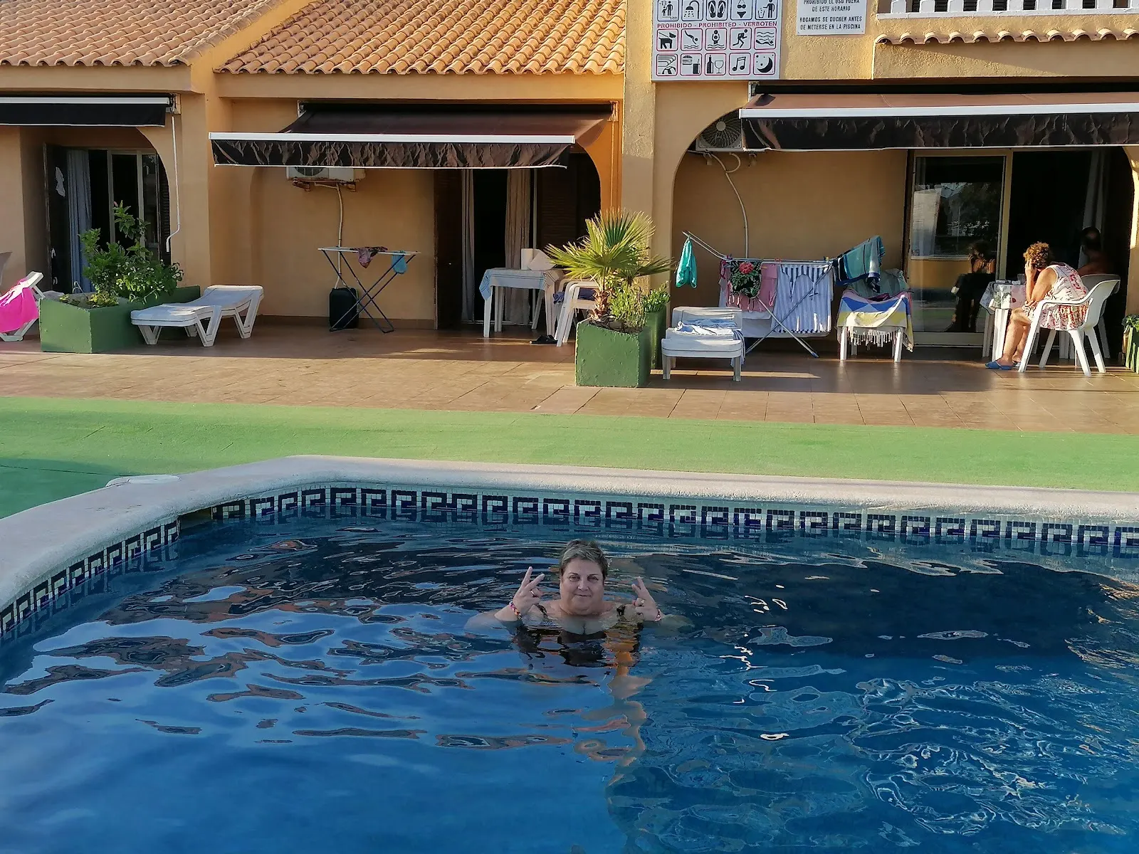 Piscina comunitaria de Apartamentos Olympia Center con bañistas