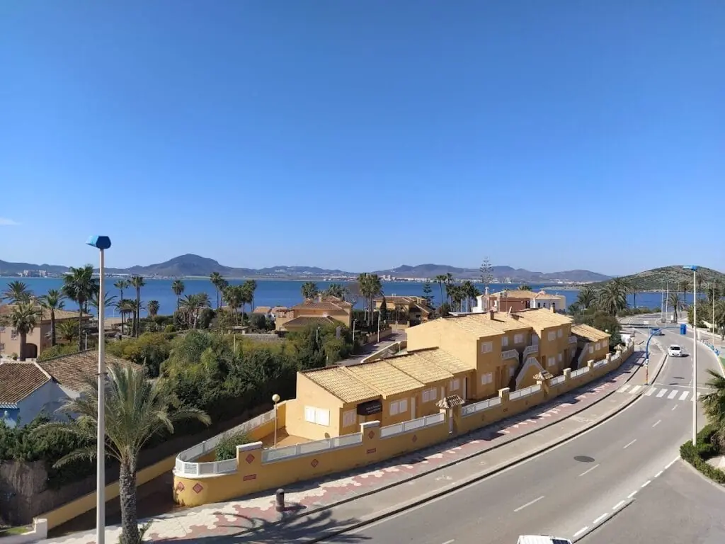 Vista aérea de los edificios de Apartamentos Olympia Center junto al Mar Menor