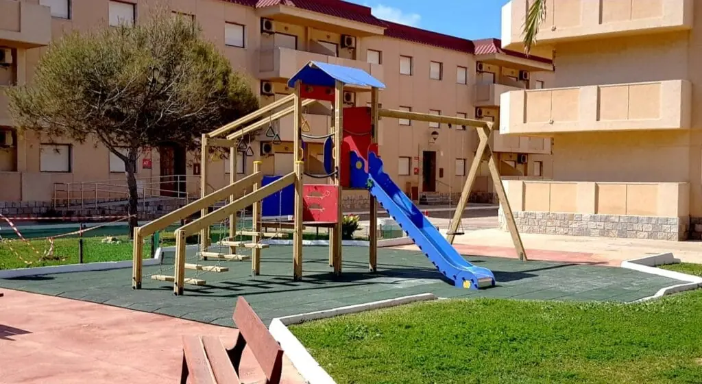 Zona de jardín y solárium de Apartamentos Tesy