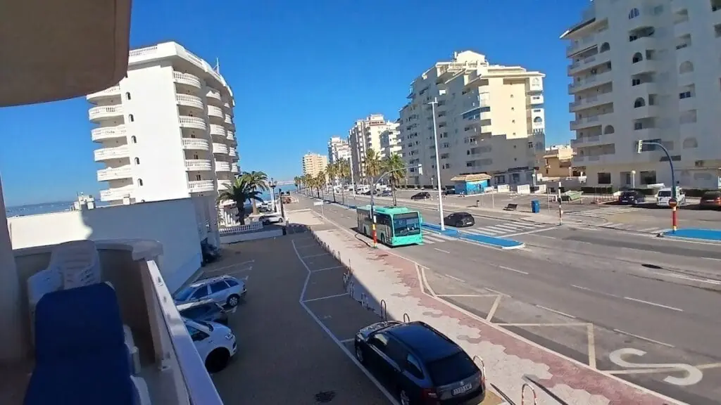 Vista desde la terraza de Apartamentos Vistamar hacia la Gran Vía de La Manga y la playa