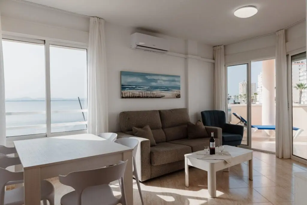 Salón con vistas al mar desde un apartamento de Apartamentos Vistamar en La Manga