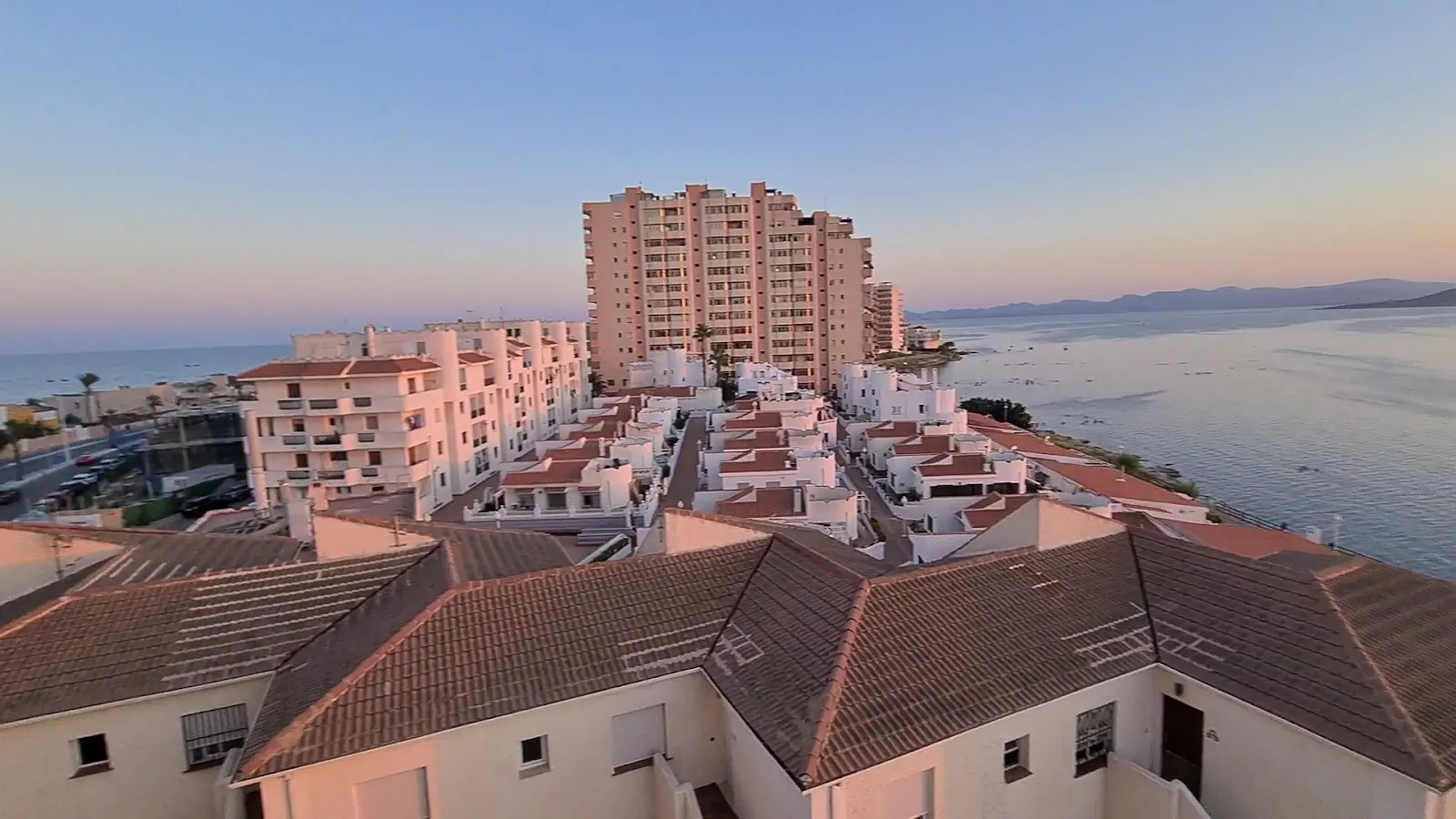 Vista aérea al atardecer de los edificios de Apartamentos Vistamar entre el Mar Menor y el Mediterráneo