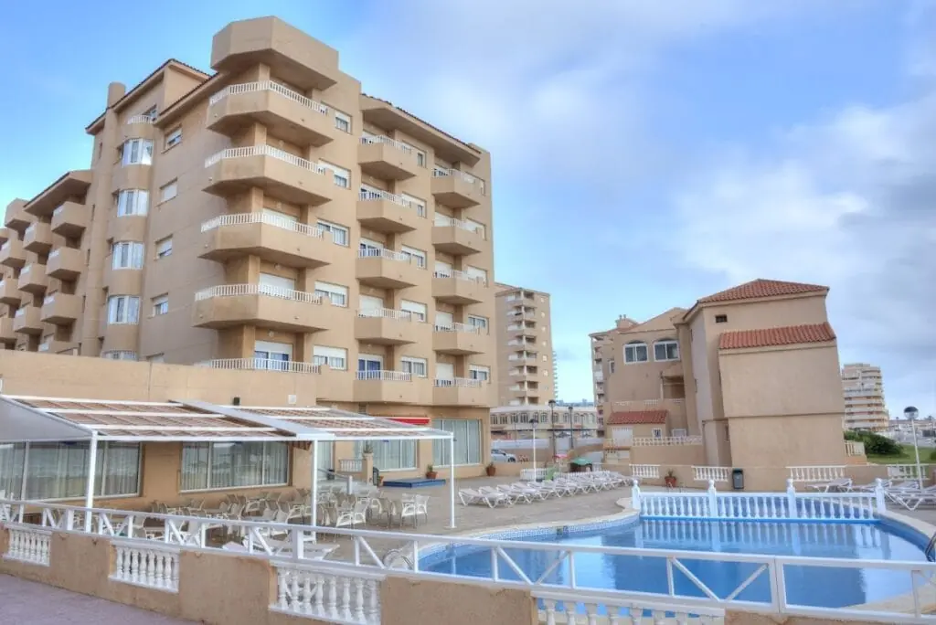 Fachada del Aparthotel La Mirage, primera línea del Mediterráneo, La Manga