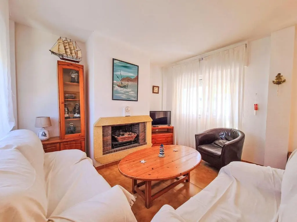 Salón con chimenea decorativa en el apartamento La Galera