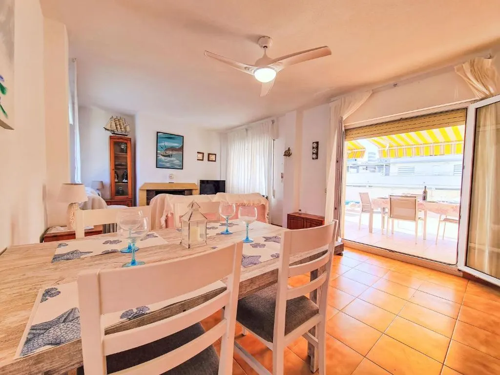 Comedor con acceso a la terraza en el apartamento La Galera