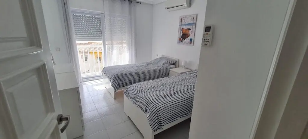 Dormitorio con camas individuales en Apartment Pola Cabo Romano