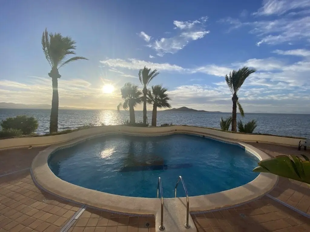 Piscina con vistas al Mar Menor en la Urbanización Cabo Romano