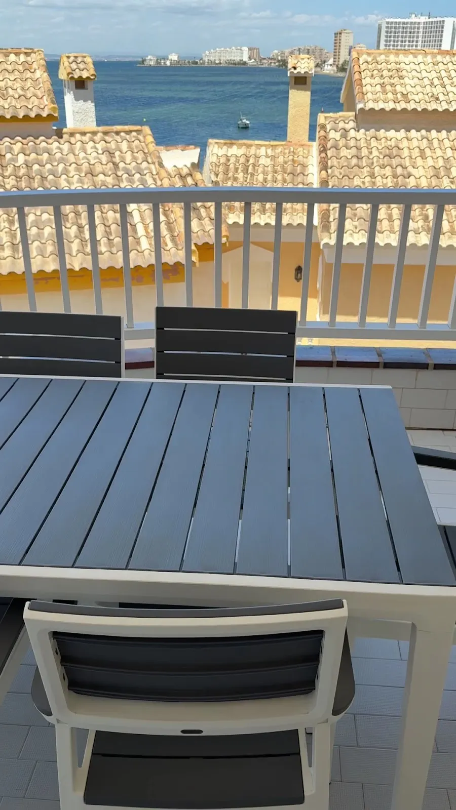 Terraza con vistas a los tejados y al Mar Menor en Apartment Pola Cabo Romano