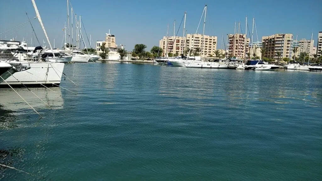 Catamarán de Arca Náutica navegando en el Mar Menor