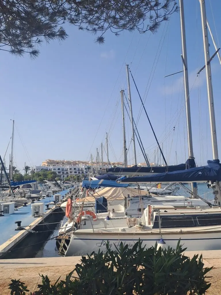 Instrumentos de navegación de un velero de Arca Náutica