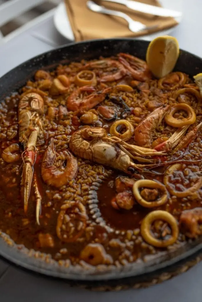 Arroz con marisco servido en Area Sunset