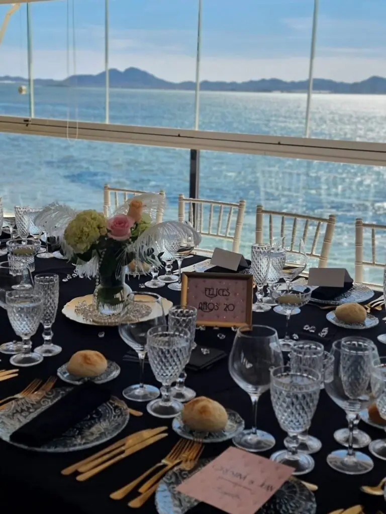 Mesa preparada con vistas al Mar Menor en Area Sunset